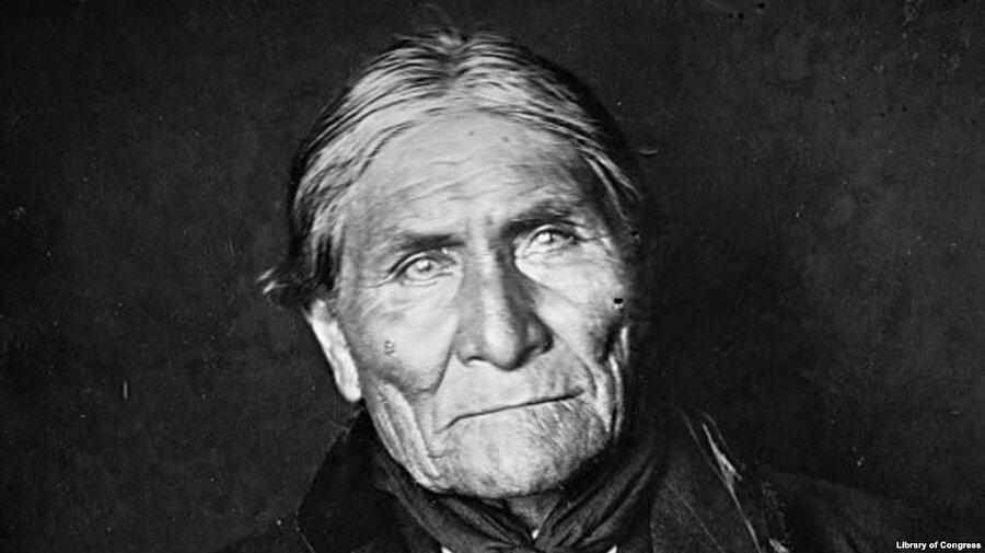  Apaçi şefi yakalandıktan ileri yaşına rağmen tekrar evlendi, yeniden çoluk-çocuğa karıştı, atalarının eski dinini de terk ederek Hristiyan olup Reformist Kilisesi’ne katıldı. Bir zamanlar Amerikan ordusuna kök söktüren savaşçı, artık Amerikalılar için mükemmel bir reklâm malzemesi oldu.Geronimo, hayata 1909’da veda ettiğinde 80 yaşındaydı, Fort Sill’de kapatıldığı çiftliğin hemen dışındaki mezarlığa defnedildi ve duasını da bir papaz yaptı.