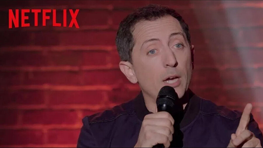Sina Koloğlu'nun örnek olarak yazdığı komedyen Gad Elmaleh. Fas asıllı Fransız komedyenin gösterileri Netflix'te yayınlanıyor.