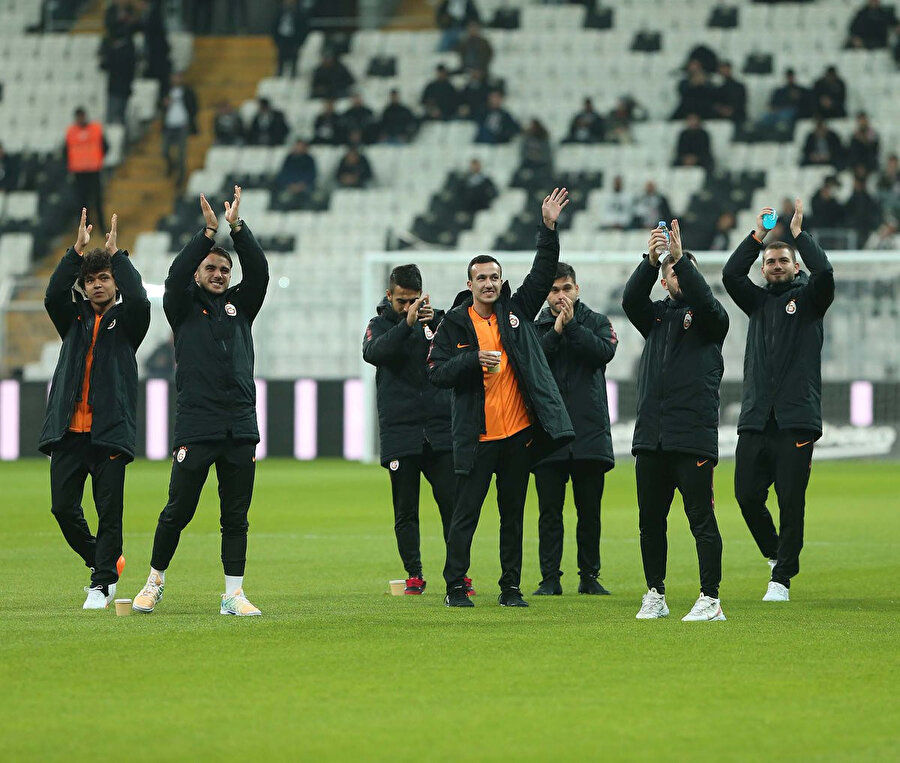 Galatasaray yedek kulübesi, kendilerini çağıran taraftara cevap veriyor...