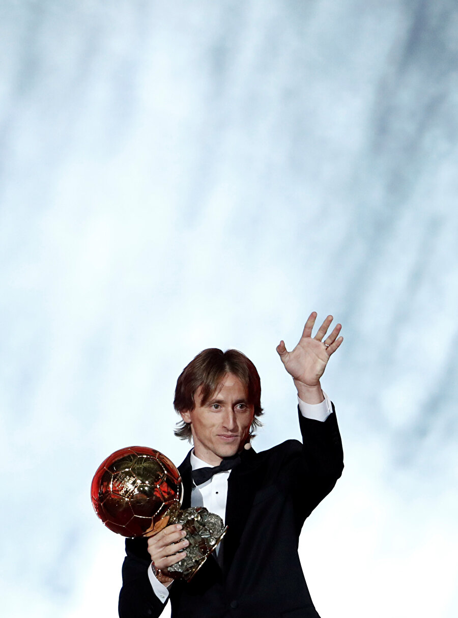 Luka Modric ödülünü aldıktan sonra futbolseverleri ve meslektaşlarını selamlıyor.