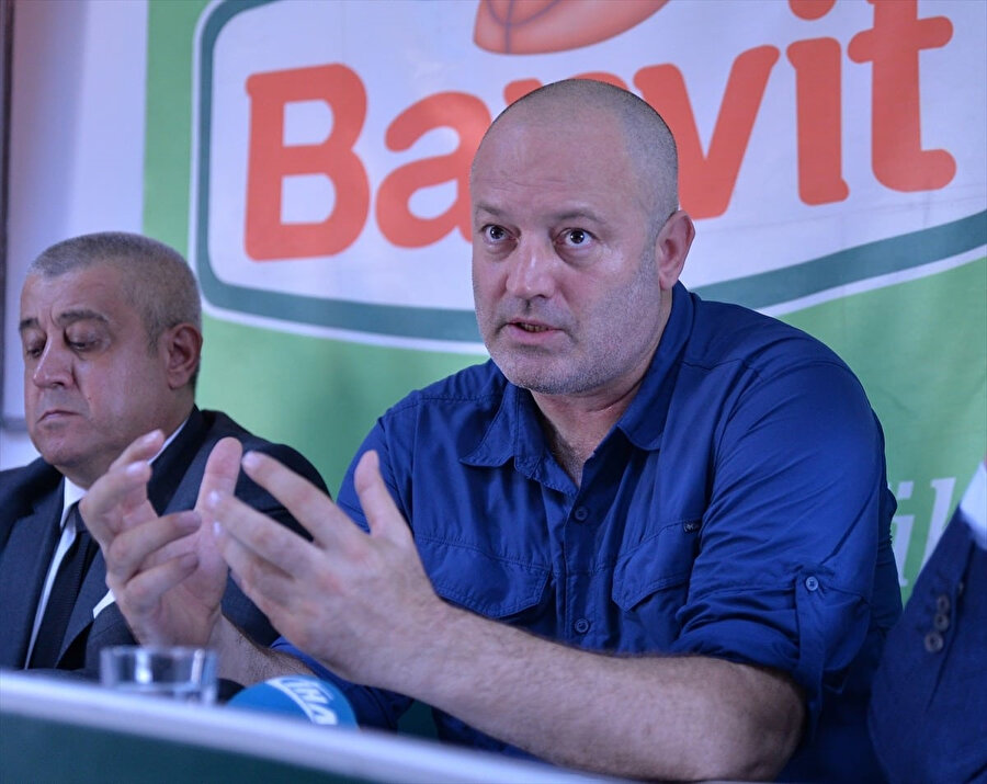Banvit başantrenörü Ahmet Gürgen basın mensuplarına açıklamalarda bulunurken...