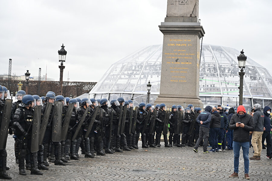 Fransa'da güvenlik güçleri sokak olaylarına müdahale etmeye hazırlanıyor...