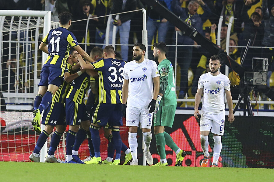 Fenerbahçe takım halinde Neudstaedter golünü kutluyor...