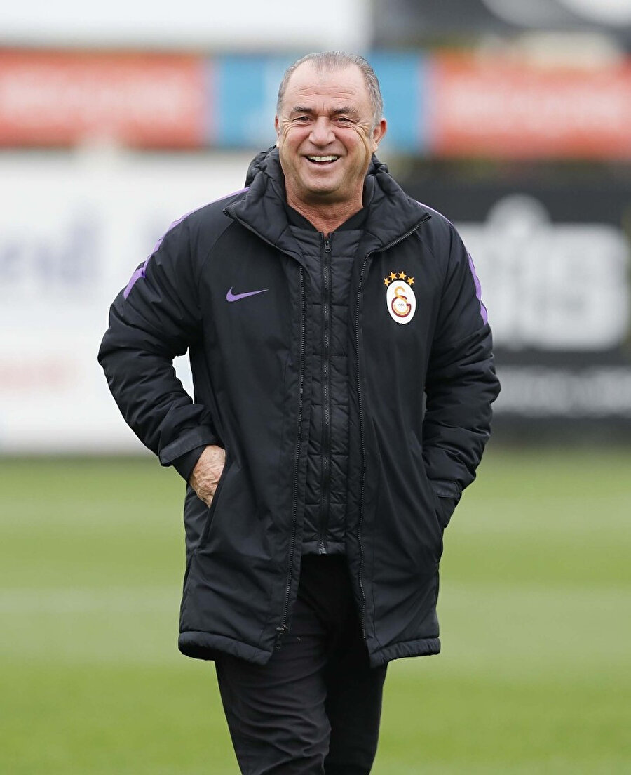 Fatih Terim, antrenmanda objektiflere gülümserken...