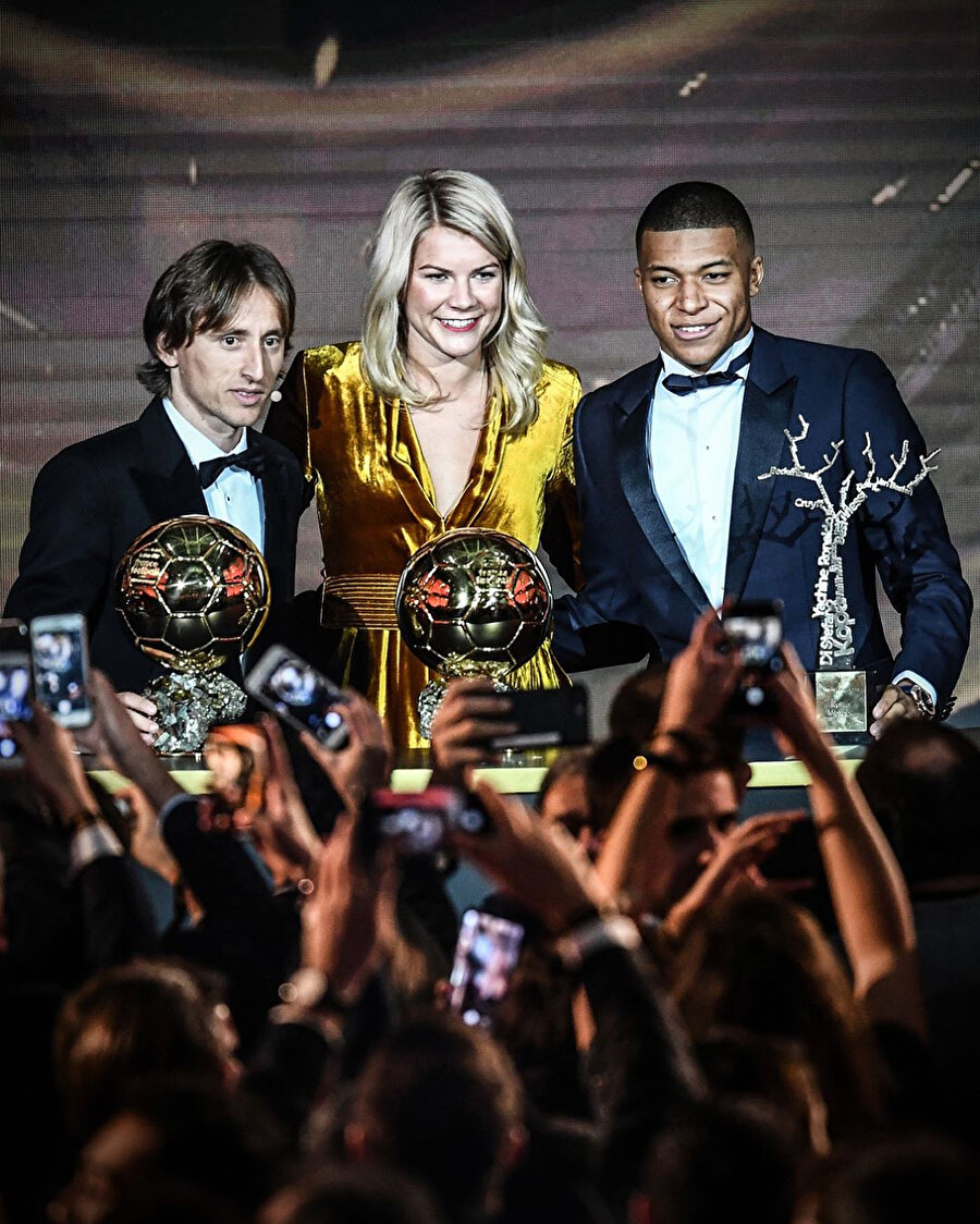 Modric & Ada & Mbappe üçlüsü toplu şekilde fotoğraf çektiriyor.