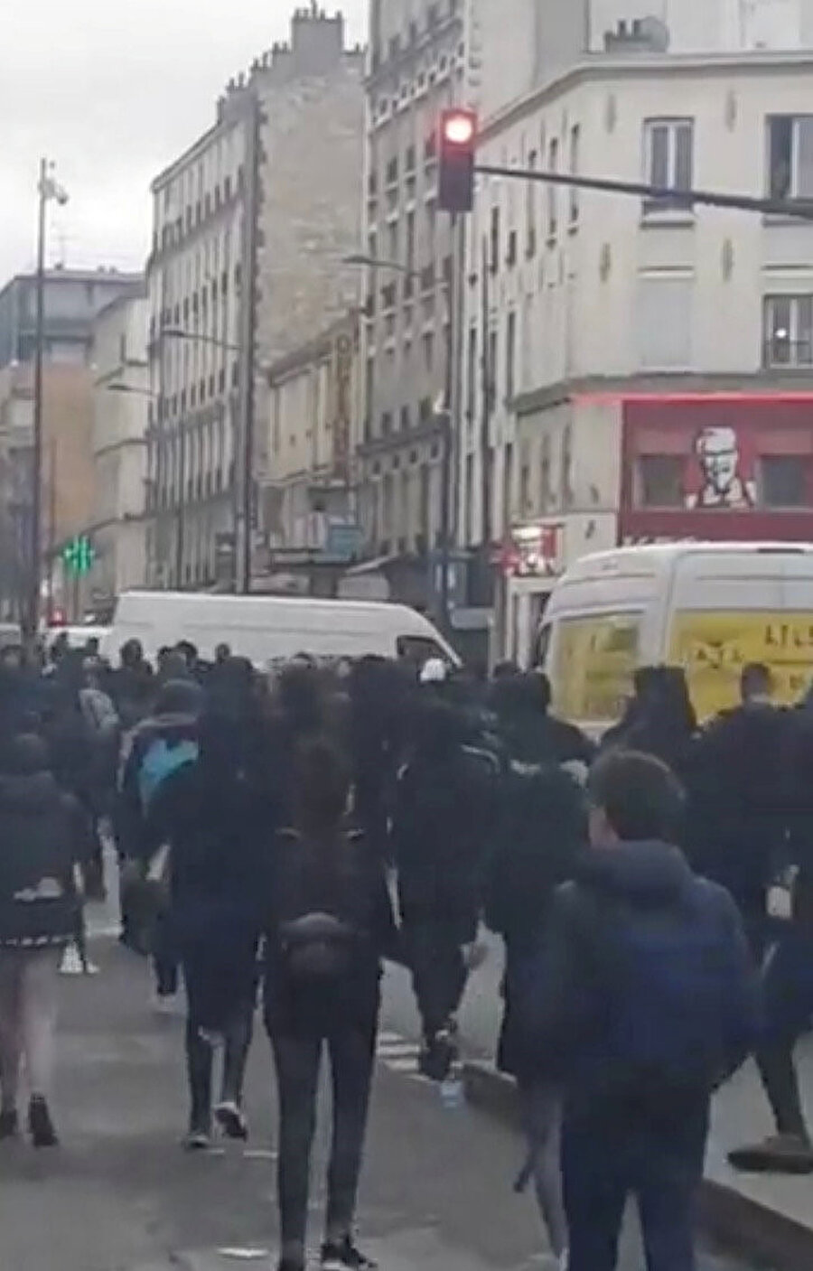 Paris'in Aubervillers banliyösündeki bir lisede öğrenciler ile polis arasında gergin anlar yaşandı. Bir araç ve birçok çöp bidonu ateşe verildi. Dijon kentinde de binlerce öğrencinin katıldığı bir eylem düzenlendi.