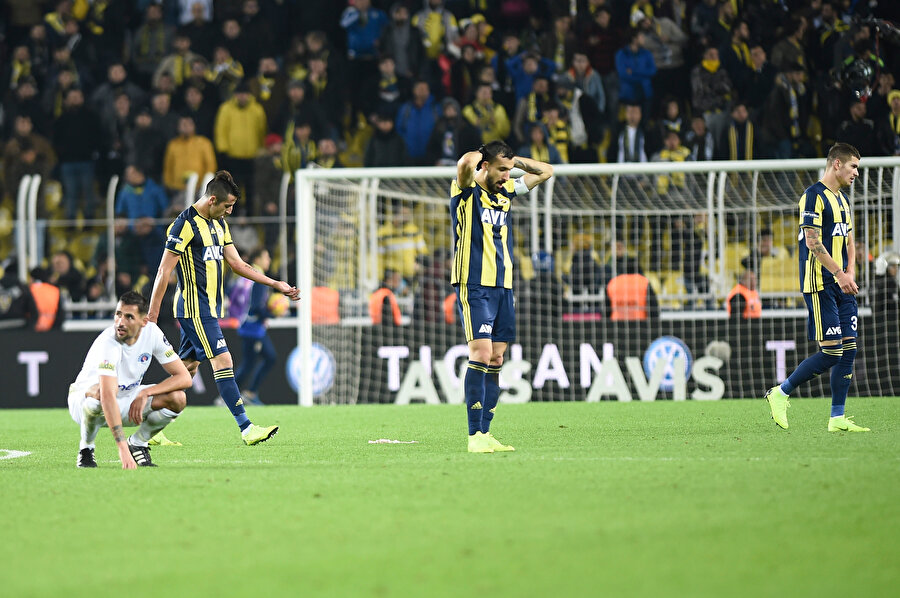 Fenerbahçeli futbolcular maç sonrası üzüntü yaşarken...