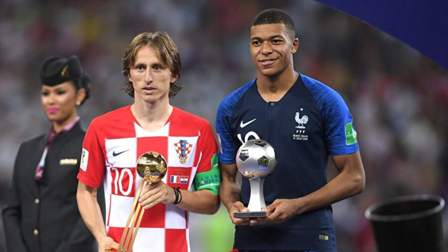 Modric ve Mbappe, Dünya Kupası Finali sonrasında ödülleriyle birlikte poz vermişti.