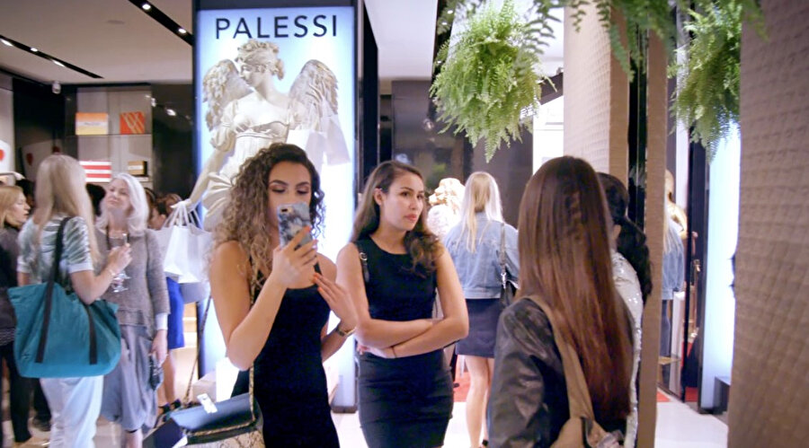 Ucuz ürünlerin değerinden pahalıya satılması için kurulan sahte marka 'Palessi'nin gösterişli mağazası.
