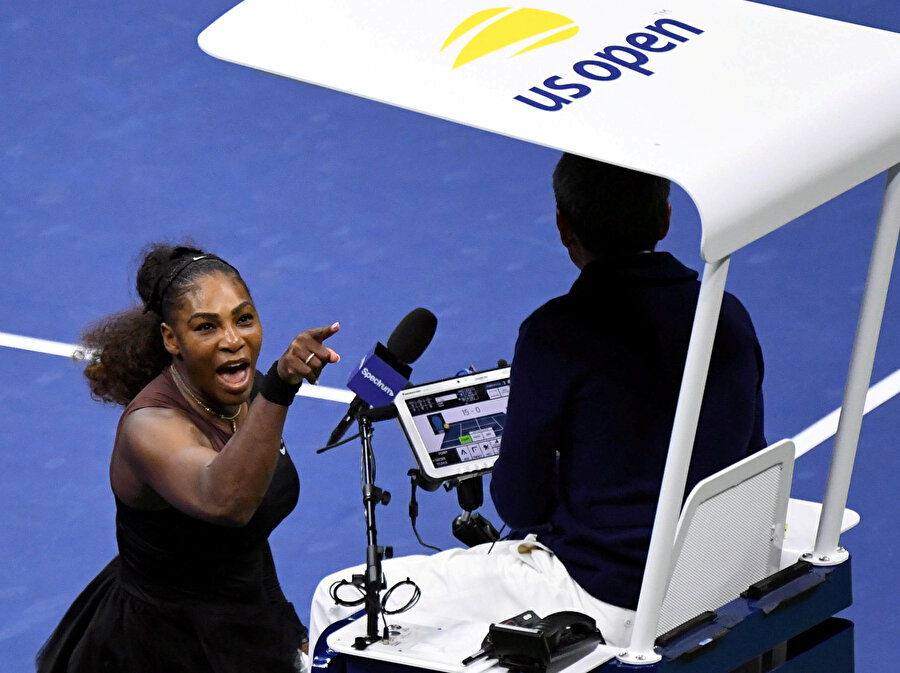 Serena Williams, müsabakanın hakemine tepki gösterirken...