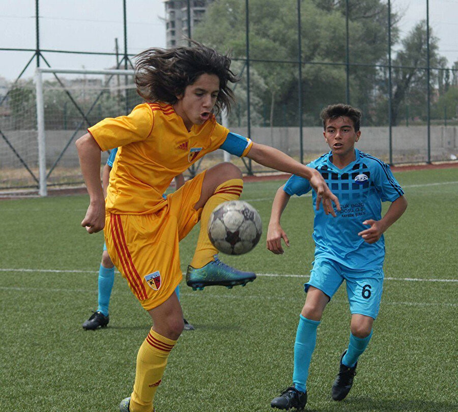 Arşiv: Genç yetenek, Kayserispor altyapı takımıyla çıktığı karşılaşmada topu ayağının içiyle yumuşatıyor...