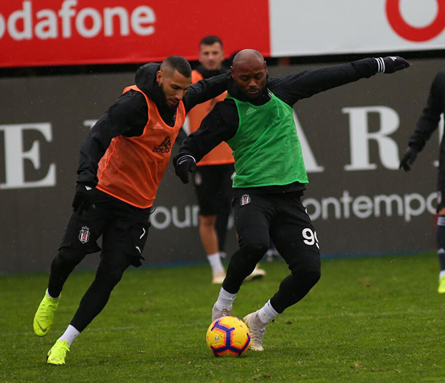 Beşiktaş'ın Aytemiz Alanyaspor maçı öncesinde gerçekleştirdiği son idmanda Quaresma ve Babel ikili mücadeleye giriyor.