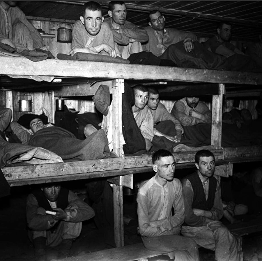 Sovyet askerlerinin barındığı esir kamplarının içinden bir görüntü.