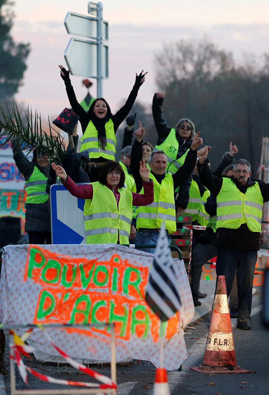 Genellikle şehir merkezlerindeki yüksek kiralar nedeniyle kırsal bölgelere yerleşenlerden oluşan göstericiler, Fransa Cumhurbaşkanı Emmanuel Macron'dan akaryakıt vergilerini düşürmesini ve ekonomik koşulların iyileştirilmesini talep etmişti.