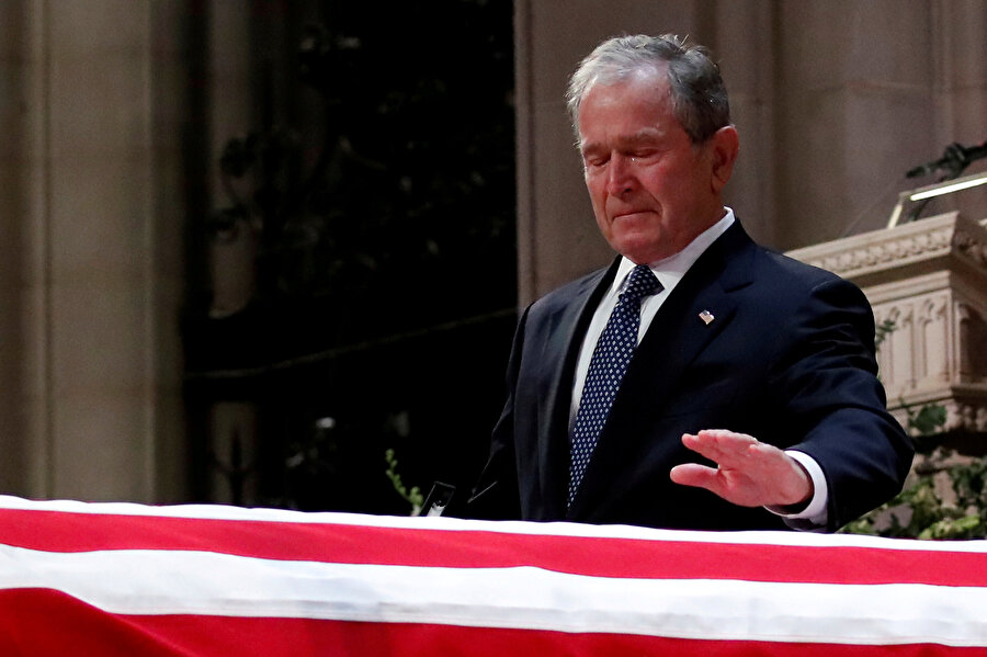 Oğul Bush, konuşma yaptığı sırada gözyaşlarına hakim olamadı.