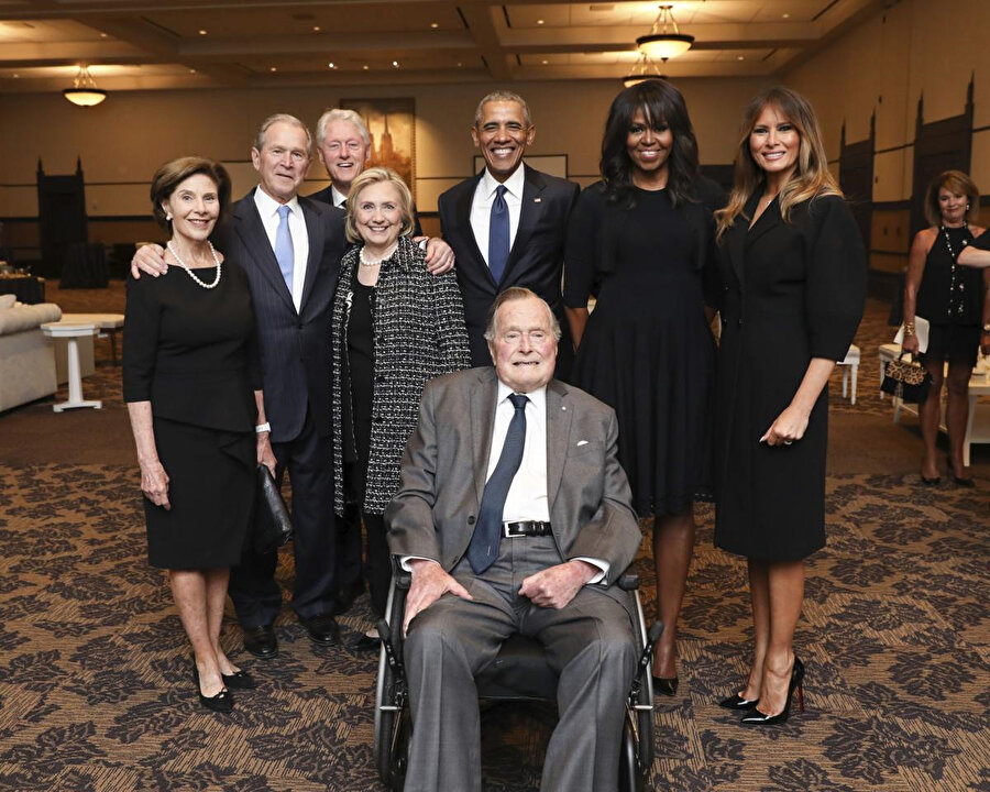 Baba Bush’un eşi Barbara Bush'un cenaze töreninden sonra çekilen fotoğrafta, mevcut Başkan Donald Trump'ın eşi Melania Trump'ta bulunmuştu. 