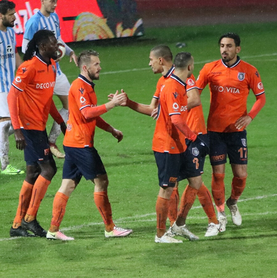 Medipol Başakşehir, Süper Lig'e dönmeden önce kupada Adana Demirspor ile 1-1 berabere kaldı.