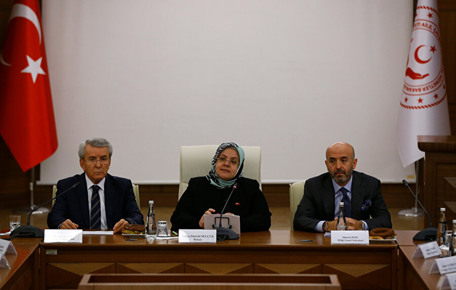 Aile, Çalışma Ve Sosyal Hizmetler Bakanı Zehra Zümrüt Selçuk açılış konuşması yaptı.