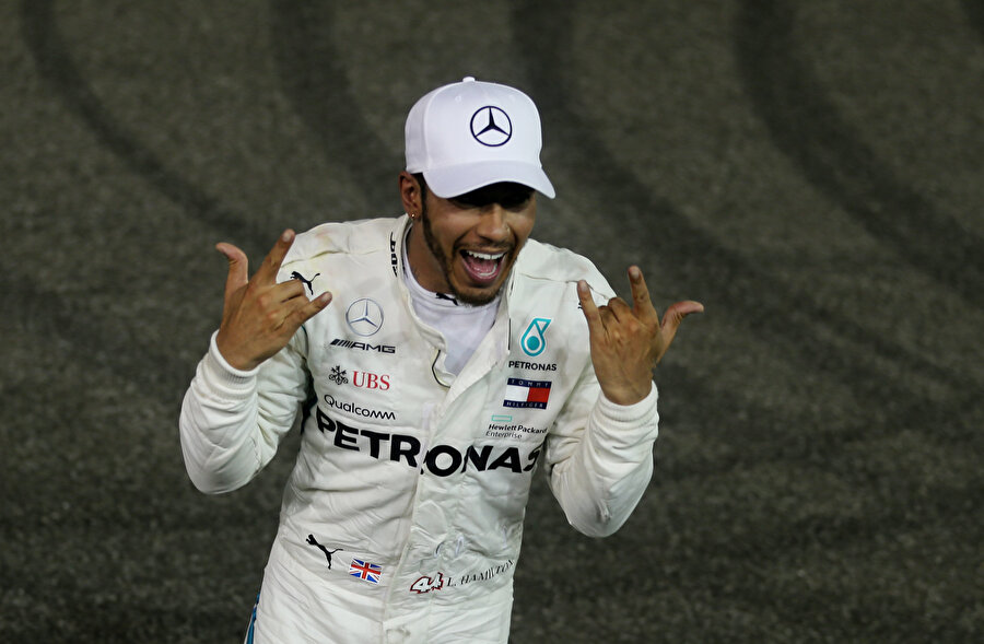 Lewis Hamilton şampiyonluğun coşkusunu poz vererek yaşıyor