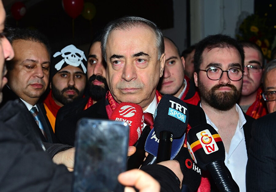 Galatasaray Başkanı Mustafa Cengiz ayaküstü basın mensuplarının sorularını yanıtlıyor.