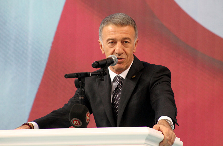 Ahmet Ağaoğlu düzenlenen etkinlikte kürsüde değerlendirmelerde bulunuyor.