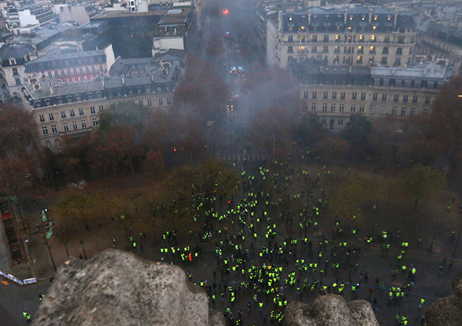 Başkent Paris'in Champs-Elysees Caddesi çevresinde 1 Aralık'ta düzenlenen, binlerce kişinin katıldığı gösteride polisin eylemcilere sert müdahalesi, sokaklarda araçların ve çöp bidonlarının yakılması, iş yerlerinin yağmalanması, sık aralıklarla ses bombalarının patlatılması ve alevlerin yükselmesi, kenti kaosa sürüklemişti.