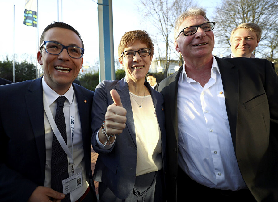 Annegret Kramp-Karrenbauer'in eşi Helmut Karrenbauer (sağda)