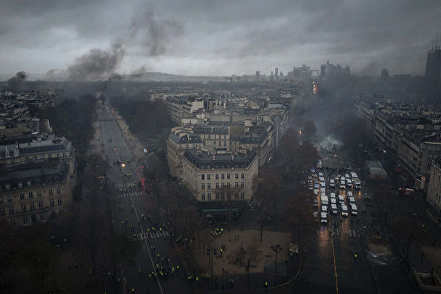 Paris sokakları savaş alanına döndü.