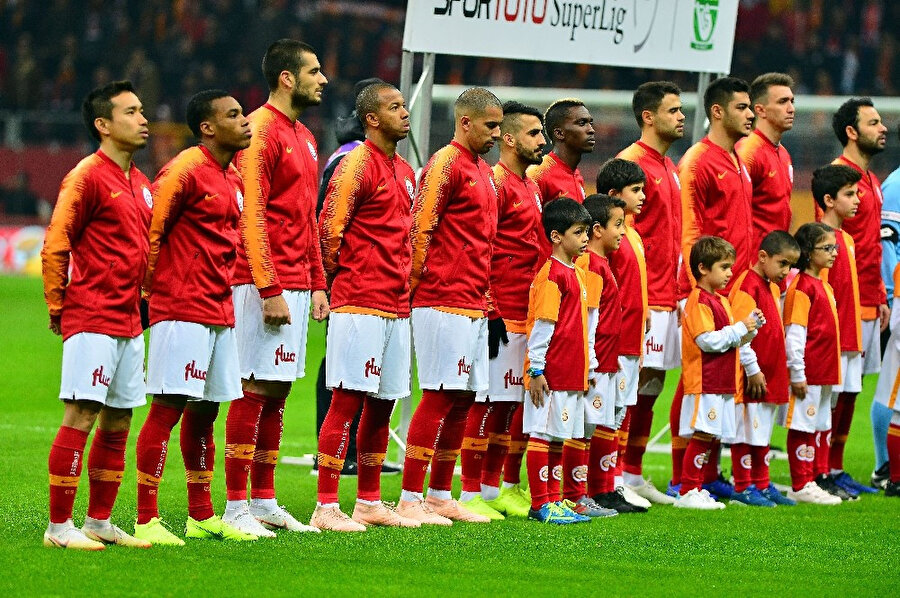 Galatasaray forması giyen oyuncular maç öncesinde seremonide.