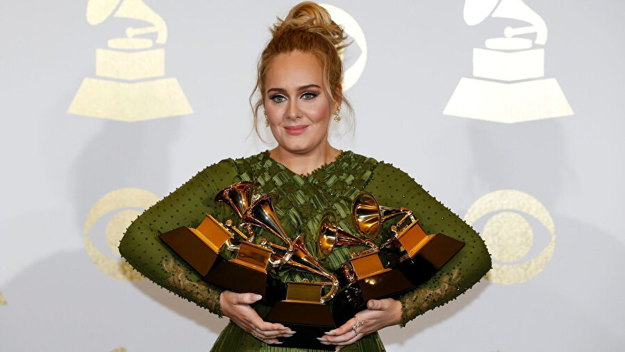 Müzik alanında en prestijli ödüllerinden olan Grammy'nin 59'uncusunun düzenlendiği geceye, aldığı ödüllerle İngiliz sanatçı Adele damgasını vurmuştu.