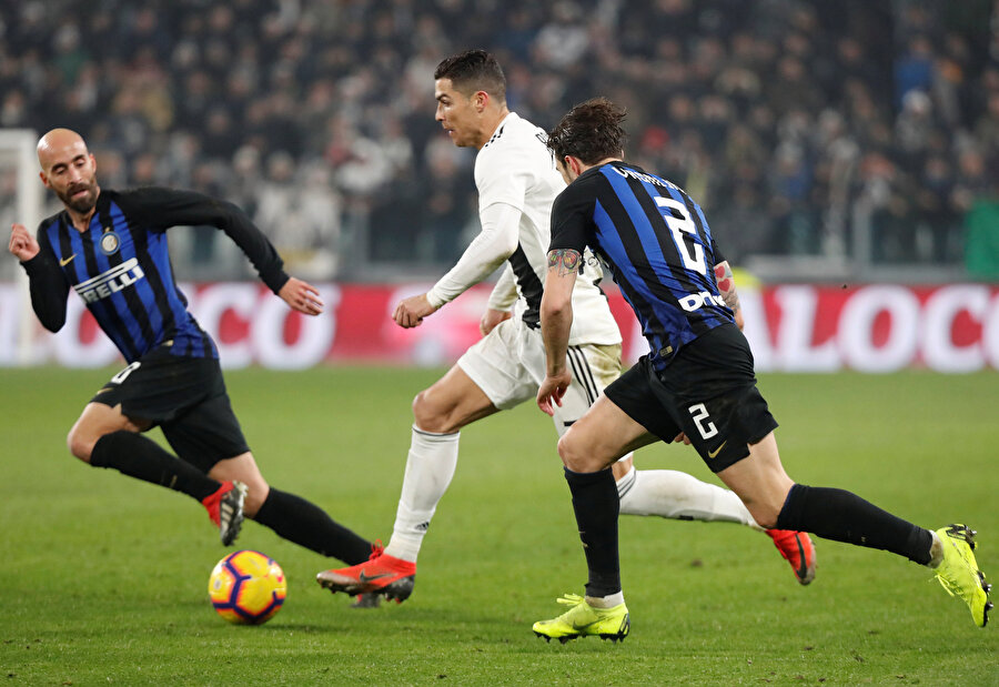 Cristiano Ronaldo, Interli iki oyuncunun arasından sıyrılırken...