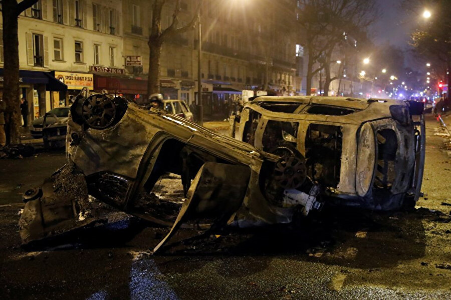 Paris'in birçok noktasından yakılmış, ters çevrilmiş araçlar göze çarpıyor.