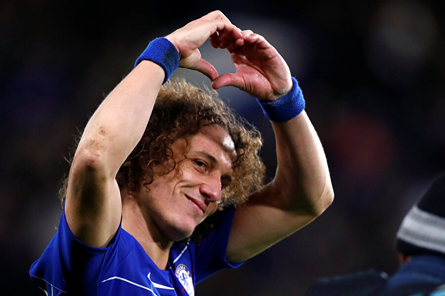 David Luiz, Manchester City'yi yıkan golünün ardından tribünlere kalp işareti yapıyor.