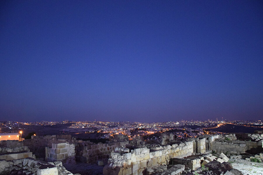 Gün batımından hemen sonra, Nebi Samuel'den Kudüs manzarası... 