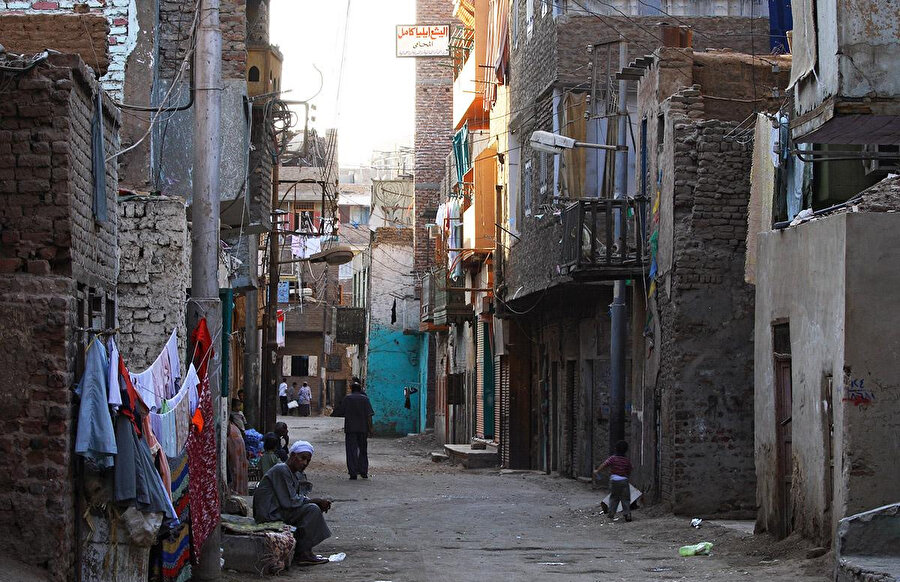 Resmî verilere göre, Mısır nüfusunun yaklaşık yarısı, fakirlik sınırının altında yaşıyor.