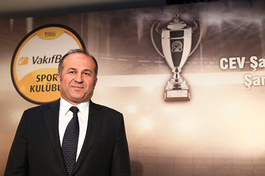 Arşiv: VakıfBank Spor Kulübü Başkanı Osman Demren, basın mensuplarına poz veriyor...