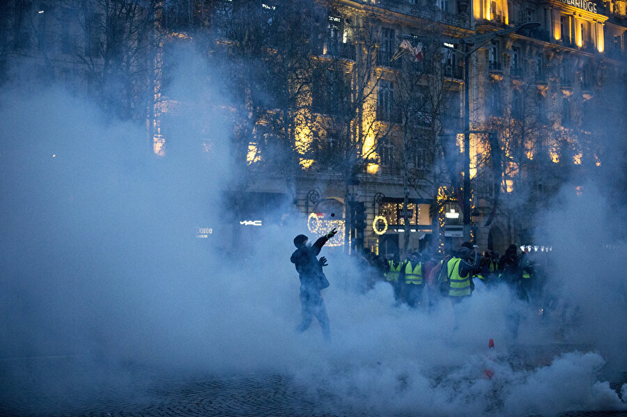Fransız polisi, eylemcileri dağıtmak için yer yer biber gazı ve tazyikli su kullandı.