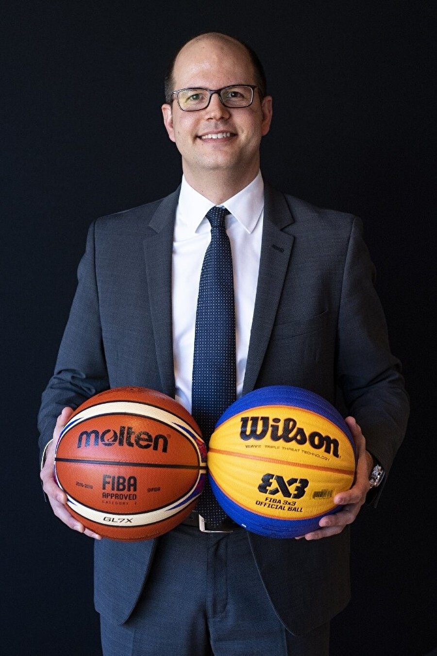 FIBA Genel Sekreterliği görevine getirilen Andreas Zagklis, basketbol topları ile poz verdi.