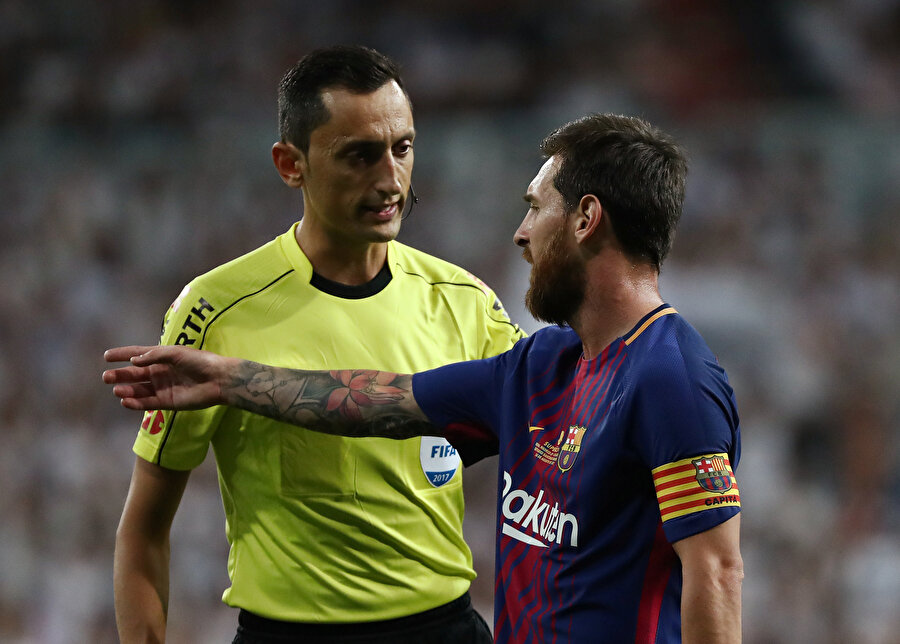 Lionel Messi, Jose Maria Sanchez Martinez'e itiraz ediyor.
