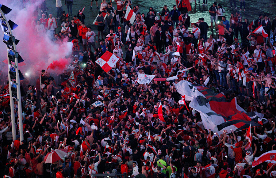 Maçın tamamlanmasının ardından River Plate taraftarı, Arjantin'de sokaklara döküldü.