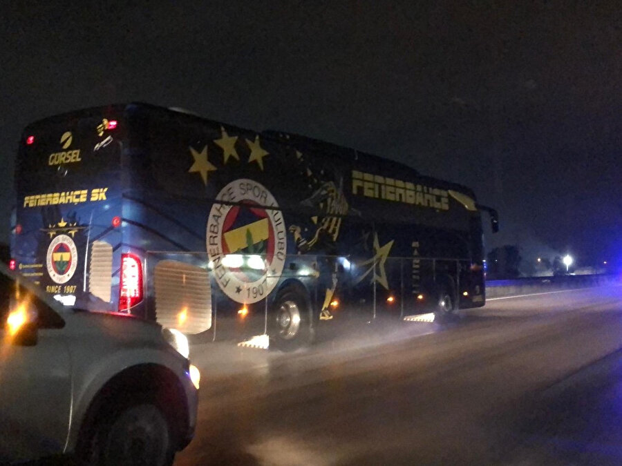 Maç sonunda Ali Koç'un kararı ile takım otobüsüne geçen futbolcular, İstanbul yolunda...