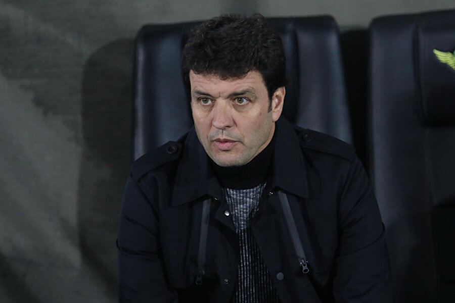 Akhisarspor Teknik Direktörü Cihat Arslan yedek kulübesinden maçı takip ediyor...