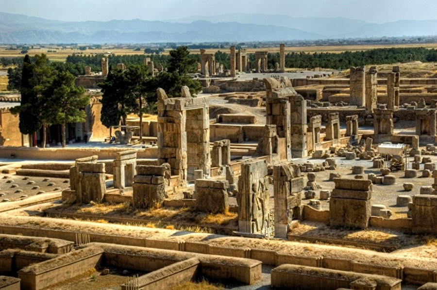 Şekil 3: Günümüzde Shiraz kenti yakınlarında bulunan Persopolis Kentin'de bulunan Darius Sarayı.