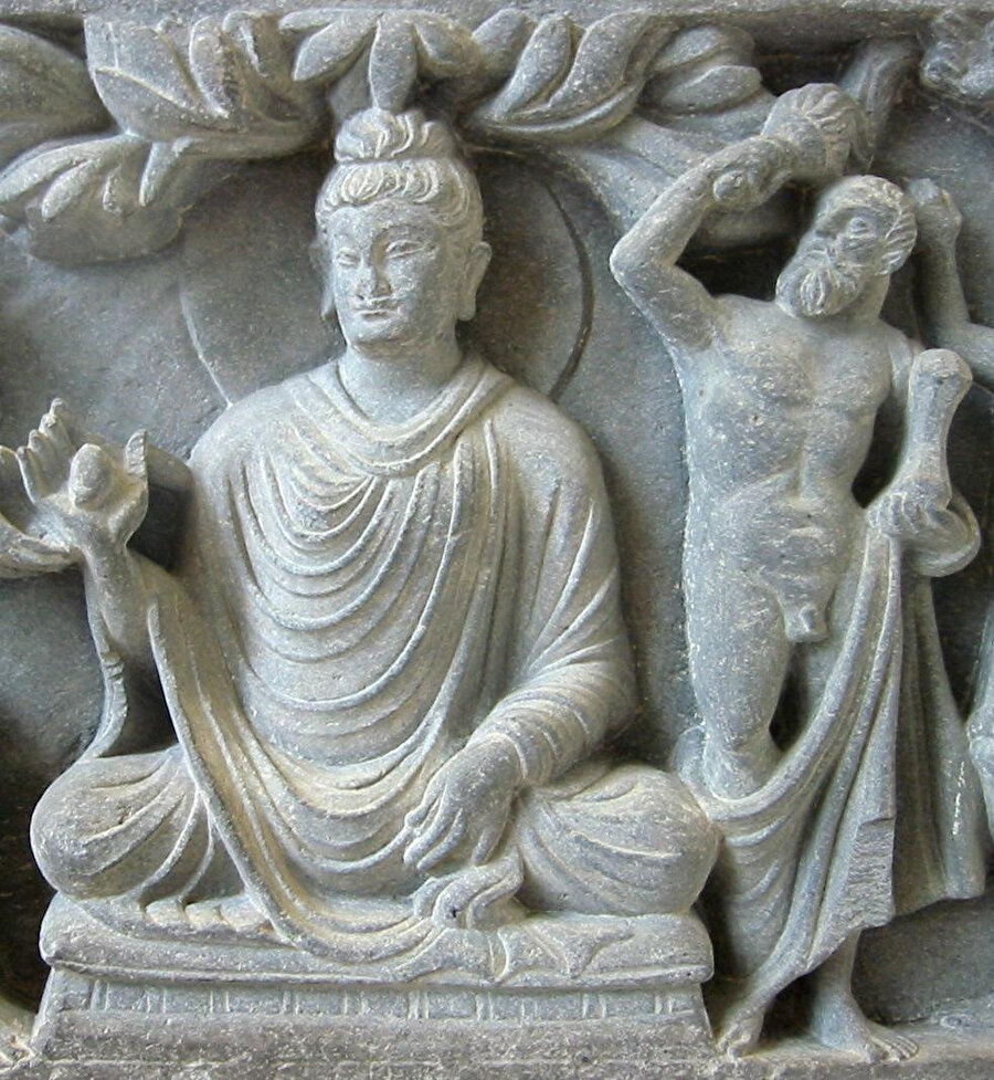 Şekil 4: Herkül ile birlikte tasvir edilen Buda. Ghandara, MS 2. yüzyıl. Eser günümüzde Britanya Müzesi’ndedir. 