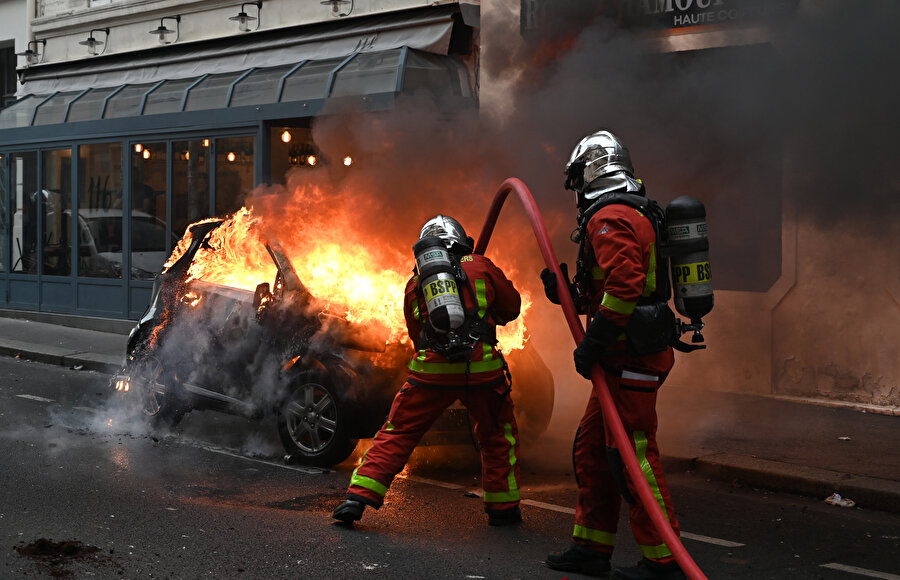 Fransa'da, cumartesi günü akaryakıt zamları ülke genelinde protesto edilirken, başkent Paris'teki Champs-Elysees Caddesi çevresine gelen ve şiddet olayları başlatan, araçları yakan sarı yeleklilere polis göz yaşartıcı gaz ve tazyikli suyla müdahale etti. İtfaiye ekipleri yanan bir aracı söndürdü.