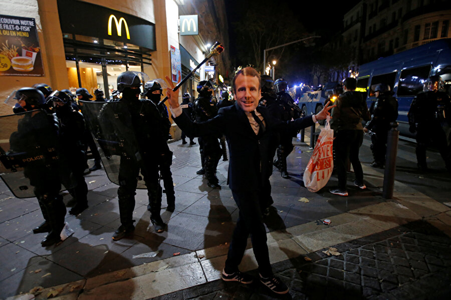 Macron maskesi takan bir protestocu
