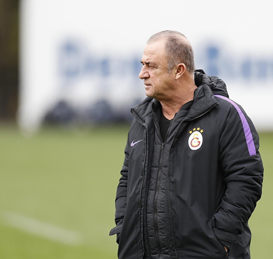 Fatih Terim, antrenmanı takip ediyor.