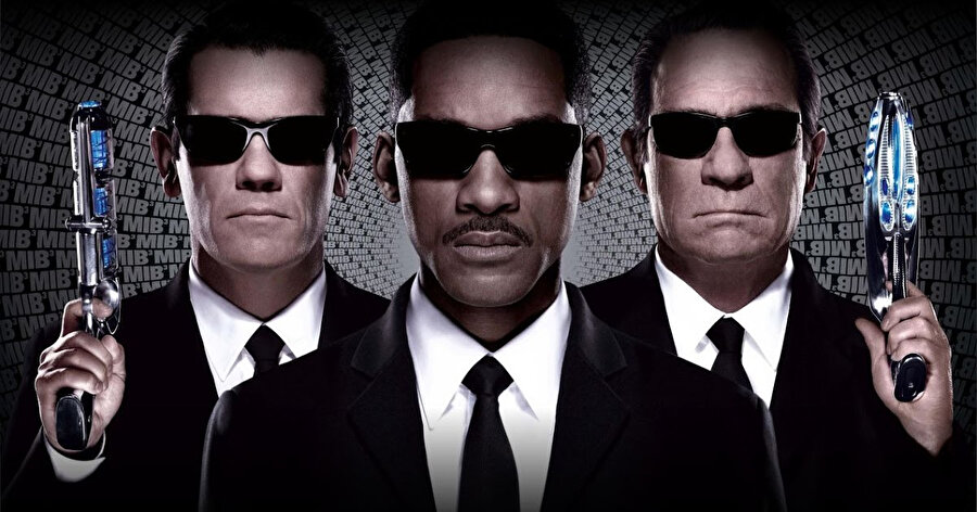 Tommy Lee Jones, Will Smith, Rip Torn, Siyah Giyen Adamlar serisinin ilk üç filminde yer alan oyuncular.
