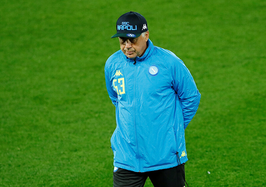 Napoli Teknik Direktörü Ancelotti, antrenman esnasında yürürken...