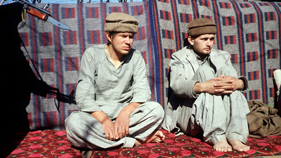 Afganlara esir düşen yerel kıyafetler giydirilmiş iki Sovyet pilotu.